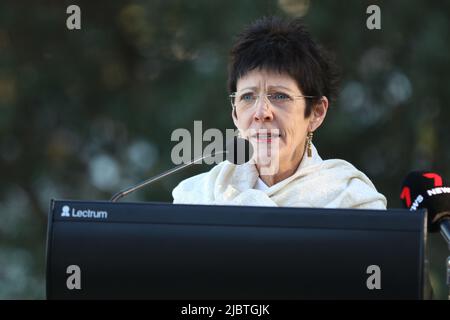 Sydney, Australien. 8.. Juni 2022. Im Bild: Linda Hurley. Commonwealth Games Australia Patron-in-Chief, Generalgouverneur seine Exzellenz General der ehrenwerte David Hurley AC DSC (retd) und ihre Exzellenz Frau Linda Hurley wurden von den australischen Sportstars der Pool-, Track-, Feld und Ring zum Zeichen ‘50 Days to go’ durch die Enthüllung der R.M.Williams Birmingham 2022 Commonwealth Games Australian Team zeremonielle Kleidung. Im Admiralty House, 109 Kirribilli Avenue, Sydney. Kredit: Richard Milnes/Alamy Live Nachrichten Stockfoto