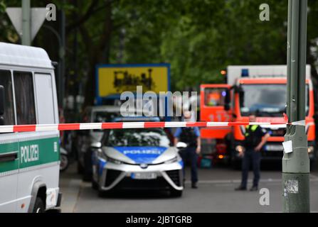 Berlin, Deutschland. 8.. Juni 2022. Die Polizei steht Wache vor Ort, nachdem ein Fahrzeug in Berlin, Deutschland, am 8. Juni 2022, mit einer Menschenmenge zusammengestoßen ist. Ein Fahrzeug stürzte in der Berliner Ortschaft Charlottenburg auf eine Menschenmenge ab, wobei eine Person getötet und mehr als ein Dutzend verletzt wurde, berichtete die deutsche Nachrichtenagentur dpa am Mittwoch. Quelle: Ren Pengfei/Xinhua/Alamy Live News Stockfoto