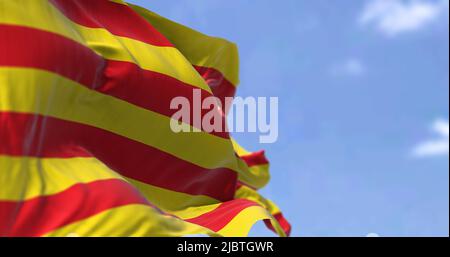 Die katalanische Flagge winkt an einem klaren Tag im Wind. Katalonien ist eine autonome Gemeinschaft Spaniens, die durch ihr Autonomiestatut als Staatsbürgerschaft bezeichnet wird Stockfoto