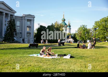 Junge Menschen genießen das Leben an einem sonnigen Tag in Kiew. Stockfoto