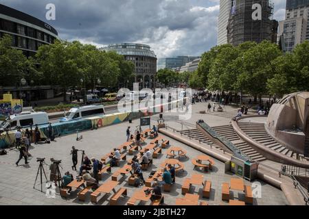 Berlin, Deutschland. 8.. Juni 2022. Am 8. Juni 2022 wurde ein Auto in eine Gruppe von Menschen geplündet, wobei eine Person getötet und mehrere andere verletzt wurden. (Bild: © Michael Kuenne/PRESSCOV über ZUMA Press Wire) Stockfoto