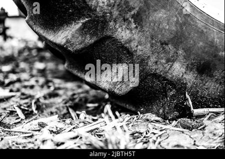 Bodenverdichtung, die durch einen großen Traktorreifen vor dem Pflanzen auf einem leeren Feld über oberem Schmutz verursacht wird. Stockfoto