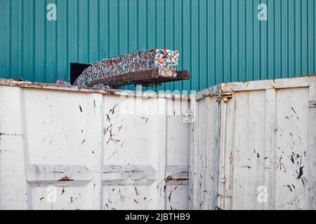 Recycelter und verpackter Abfall. Nachhaltige Industrie. Entsorgungsmaterial Stockfoto