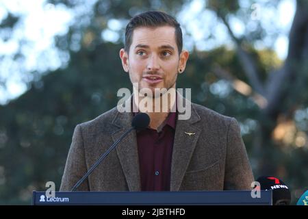 Sydney, Australien. 8.. Juni 2022. Im Bild: Produktchef Scott Faulder. Commonwealth Games Australia Patron-in-Chief, Generalgouverneur seine Exzellenz General der ehrenwerte David Hurley AC DSC (retd) und ihre Exzellenz Frau Linda Hurley wurden von den australischen Sportstars der Pool-, Track-, Feld und Ring zum Zeichen ‘50 Days to go’ durch die Enthüllung der R.M.Williams Birmingham 2022 Commonwealth Games Australian Team zeremonielle Kleidung. Im Admiralty House, 109 Kirribilli Avenue, Sydney. Kredit: Richard Milnes/Alamy Live Nachrichten Stockfoto