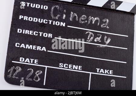 28 dezember Weltkinotag. Close-up-Kinoklappbrett. Kreide Handschrift von 12,28 Datum . Stockfoto