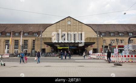 Karlsruhe, Deutschland - 28. Aug 2021: Vorderansicht des Karlsruher Hauptbahnhofs. Stockfoto