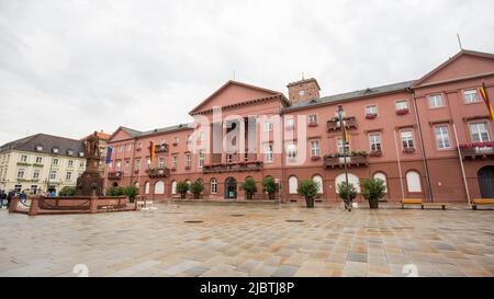 Karlsruhe, Deutschland - 28. Aug 2021: Panorama des Rathauses. Vom Marktplatz aus gesehen. Stockfoto