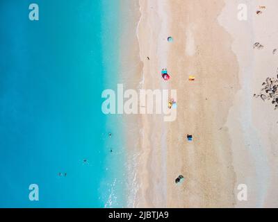 Direkt über dem Blick auf den strand von egremni auf der Insel Lefkada, Griechenland Copy Space kleines Kreuzfahrtboot Stockfoto