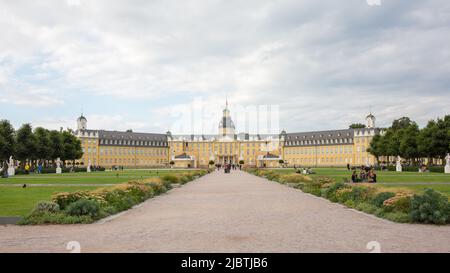 Karlsruhe, Deutschland - 28. Aug 2021: Blick entlang des Hauptschiffs des Schlossgartens Richtung Schloss Karlsruhe. Stockfoto