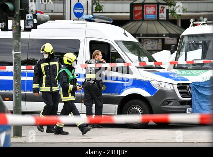 Berlin, Deutschland. 8.. Juni 2022. Polizeibeamte arbeiten vor Ort, nachdem ein Fahrzeug in Berlin, Deutschland, am 8. Juni 2022, mit einer Menschenmenge zusammengestoßen ist. Ein Fahrzeug stürzte in der Berliner Ortschaft Charlottenburg auf eine Menschenmenge ab, wobei eine Person getötet und mehr als ein Dutzend verletzt wurde, berichtete die deutsche Nachrichtenagentur dpa am Mittwoch. Quelle: Ren Pengfei/Xinhua/Alamy Live News Stockfoto