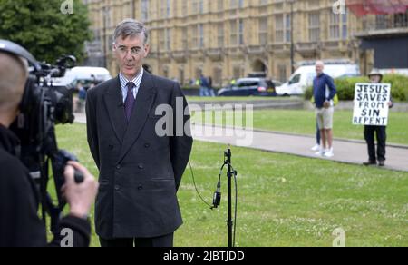 Jacob Rees-Mogg (Con: N E Somerset) Staatsminister für Brexit-Chancen - in Westminster, interviewt vor einem Vertrauensvotum in Bori Stockfoto