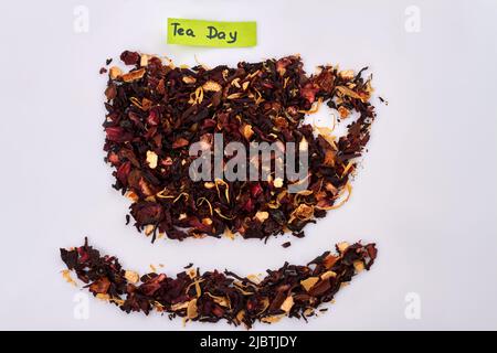 Haufen von Hibiskusblüten in Form einer Teetasse. Teetag-Konzept. Isoliert auf weißem Hintergrund. Stockfoto