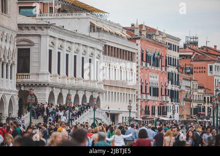 Venedig, Italien - 25. Mai 2019: Überfüllter Platz der europäischen Touristenstadt Sommerzeit Stockfoto