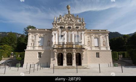 Linderhof, Deutschland - 21. Aug 2022: Vorderansicht des Schlosses Linderhof. Blauer Himmel, keine Menschen. Stockfoto