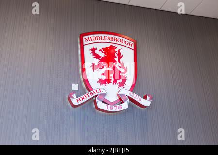 Das beleuchtete Vereinswappen an der Wand im Empfang im Riverside Stadium, dem Heimstadion des Middlesbrough Football Club, England, Großbritannien Stockfoto