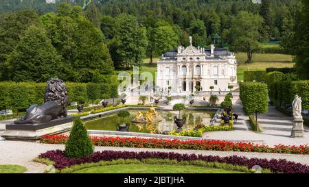 Linderhof, Deutschland - 21. Aug 2022: Blick auf das Schloss Linderhof. Mit Schlossgarten im Vordergrund. Stockfoto