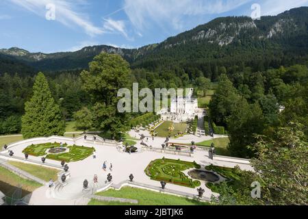 Linderhof, Deutschland - 21. Aug 2022: Blick aus der Sicht auf Schloss Linderhof, die Schlossgärten und die umliegenden Berge. Stockfoto