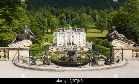 Linderhof, Deutschland - 21. Aug 2022: Blick auf Schloss Linderhof mit Wasserbrunnen und weiblichen Skulpturen. Stockfoto