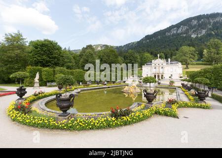 Linderhof, Deutschland - 21. Aug 2021: Blick auf den Teich vor dem Schloss Linderhof. Mit Berg im Hintergrund. Stockfoto
