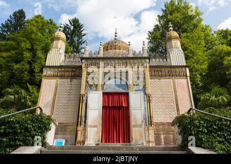 Linderhof, Deutschland - 21. Aug 2021: Vorderansicht des sogenannten Maurischen Kiosk (Maurischer Kiosk). Im Garten des Schlosses Linderhof. Stockfoto