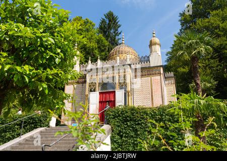 Linderhof, Deutschland - 21. Aug 2021: Seitenansicht des maurischen Kiosk im Schlossgarten von Schloss Linderhof. Stockfoto