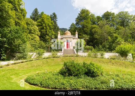 Linderhof, Deutschland - 21. Aug 2021: Blick auf den Maurischen Kiosk (Maurischer Kiosk). In den Gärten des Schlosses Linderhof. Stockfoto