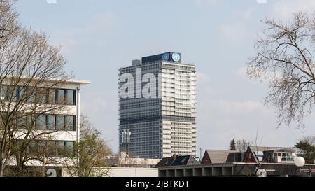 Bonn, Deutschland - 30. März 2022: Blick auf den Campus der Vereinten Nationen. Der Name des Gebäudes lautet „langer Eugen“ (hoher Eugene). Stockfoto
