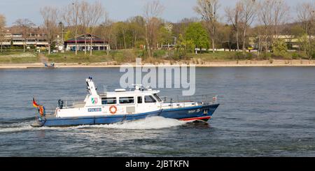 Bonn, Deutschland - 30. März 2022: Polizeiboot auf dem rhein. Stockfoto