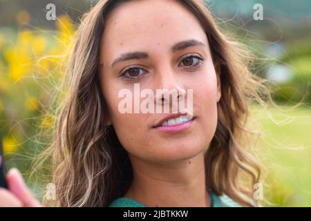 Nahaufnahme Porträt der schönen jungen Frau lächeln im Garten Stockfoto
