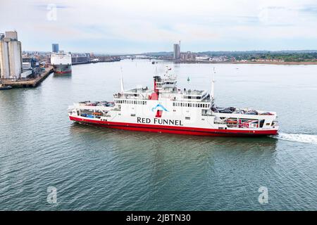 „MV Red Eagle“ eine Raptor-Klasse-Fahrzeug- und Passagierfähre mit Red Funnel, die von East Cowes auf der Isle of Wight nach Southampton Docks, Hampshire zurückkehrt Stockfoto