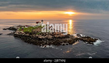 Ein Leuchtturm an der Küste von Maine Stockfoto