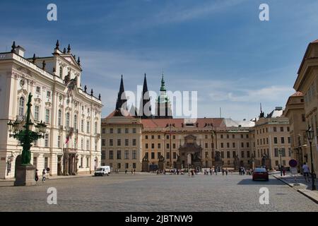 Erstaunliche Aussicht auf fast leeren Hradcany Platz in Prag, berühmte Prager Burg im Hintergrund. Tschechische Republik. Stockfoto