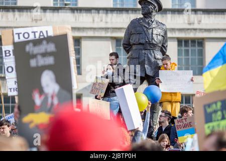 Die Teilnehmer treffen sich während des ‘Standes mit der Ukraine!’ Protest zur Unterstützung des Landes in der Nähe der Downing Street im Zentrum von London. Stockfoto