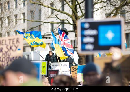 Die Teilnehmer treffen sich während des ‘Standes mit der Ukraine!’ Protest zur Unterstützung des Landes in der Nähe der Downing Street im Zentrum von London. Stockfoto