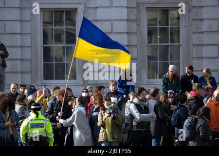 Die Teilnehmer treffen sich während des ‘Standes mit der Ukraine!’ Protest zur Unterstützung des Landes in der Nähe der Downing Street im Zentrum von London. Stockfoto