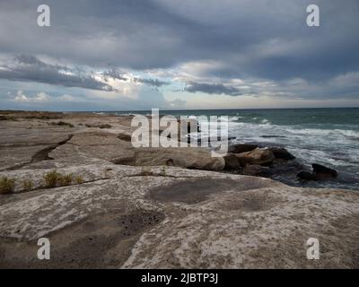 Muschelküste des Kaspischen Meeres. Kasachstan. Mangistau. 05 August 2020 Jahr. Stockfoto