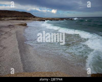 Muschelküste des Kaspischen Meeres. Kasachstan. Mangistau. 05 August 2020 Jahr. Stockfoto