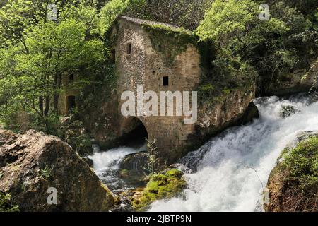 Das Moulin de la Foux am Wiederaufleben des Flusses Vis in der Nähe von Vissec, Languedoc-Roussillon, Frankreich Stockfoto