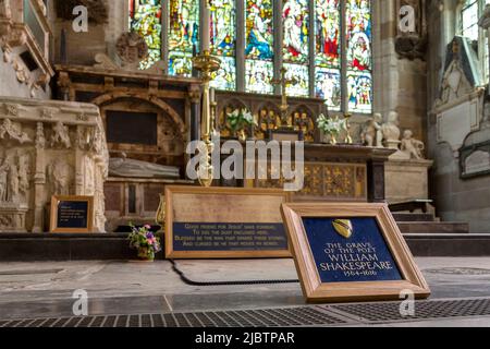 Das Grab des Dichters William Shakespeare, das in dem umgehauenen Gebiet in der Holy Trinity Church in Stratford-upon-Avon zu sehen ist. Stockfoto