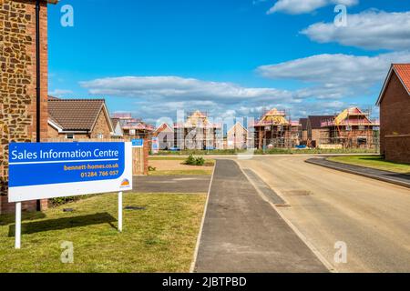 Sales Information Center auf einem neuen Anwesen von Bennett Homes auf einem Greenfield-Gelände im St Edmund's Park am Rande von Hunstanton im Norden von Norfolk. Stockfoto