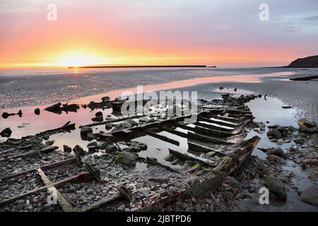 Sonnenuntergang und Schiffswrack am Strand von Boulogne-sur-Mer, Frankreich Stockfoto