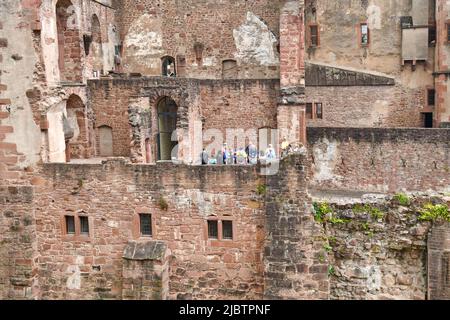 Heidelberg, Deutschland - Juni 2022: Touristengruppe steht im historischen Heidelberger Schloss Stockfoto