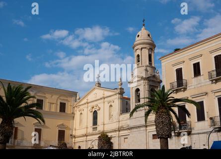 Trani, Apulien, Italien. August 2021. Schöne Aussicht auf die Karmelitenkirche, Palmen auf dem Platz vor der Kirche. Schöner Sommertag. Stockfoto