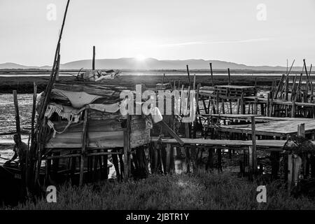 Porto Palafita da Carrasqueira, bekannt als „Cais Palafitico da Carrasqueira“ oder „Carrasqueira Palafitic Pier“, die sich auf Holzstelzen verzahnung Stockfoto