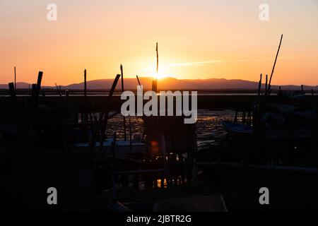 Porto Palafita da Carrasqueira, bekannt als „Cais Palafitico da Carrasqueira“ oder „Carrasqueira Palafitic Pier“, die sich auf Holzstelzen verzahnung Stockfoto