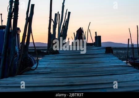 Porto Palafita da Carrasqueira, bekannt als „Cais Palafitico da Carrasqueira“ oder „Carrasqueira Palafitic Pier“, die sich auf Holzstelzen verzahnung Stockfoto