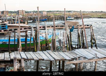 Porto Palafita da Carrasqueira, bekannt als „Cais Palafitico da Carrasqueira“ oder „Carrasqueira Palafitic Pier“, die sich auf Holzstelzen verzahnung Stockfoto