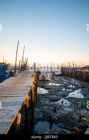 Porto Palafita da Carrasqueira, bekannt als „Cais Palafitico da Carrasqueira“ oder „Carrasqueira Palafitic Pier“, die sich auf Holzstelzen verzahnung Stockfoto