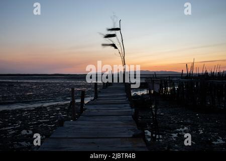 Porto Palafita da Carrasqueira, bekannt als „Cais Palafitico da Carrasqueira“ oder „Carrasqueira Palafitic Pier“, die sich auf Holzstelzen verzahnung Stockfoto