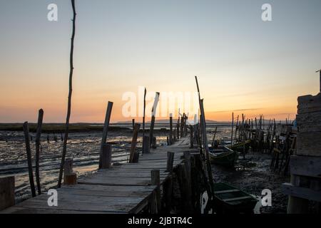 Porto Palafita da Carrasqueira, bekannt als „Cais Palafitico da Carrasqueira“ oder „Carrasqueira Palafitic Pier“, die sich auf Holzstelzen verzahnung Stockfoto